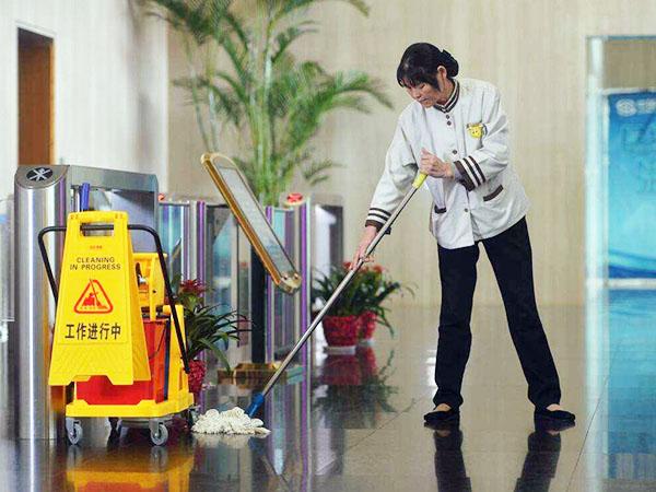 為什么現(xiàn)在很多企業(yè)保潔選擇托管，而不是自招呢？